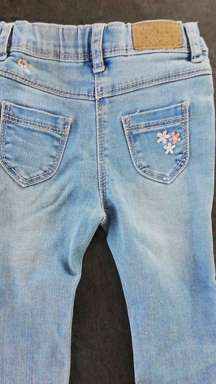 Jean et tee shirt fleuris - photo numéro 4