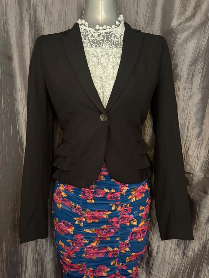 Blazer élégant noir avec volants sur les côtés