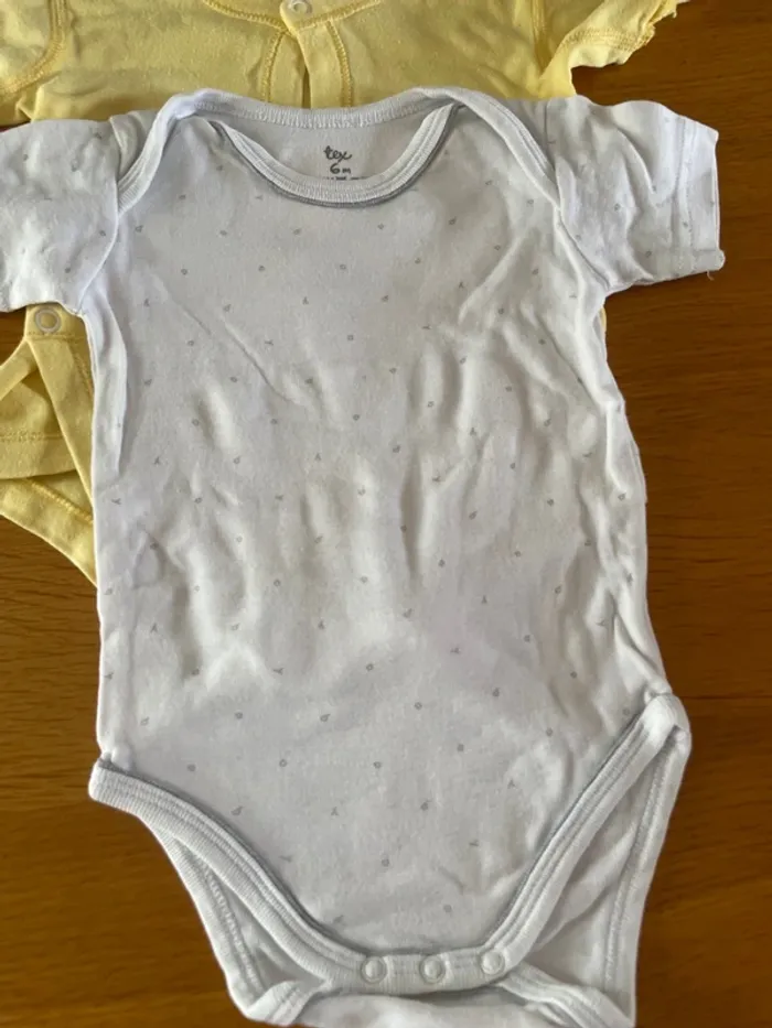 Lot 5 body manches courtes 6 mois - photo numéro 5