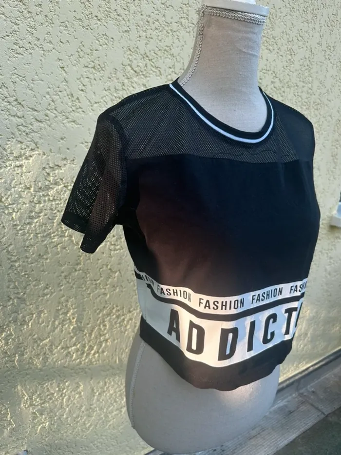 T-shirt court ajouré noir et blanc - Jennyfer - Taille M 🤍🖤 - photo numéro 2