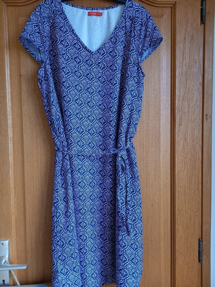 Robe manches courtes bleu marine et blanche taille 40 - photo numéro 2