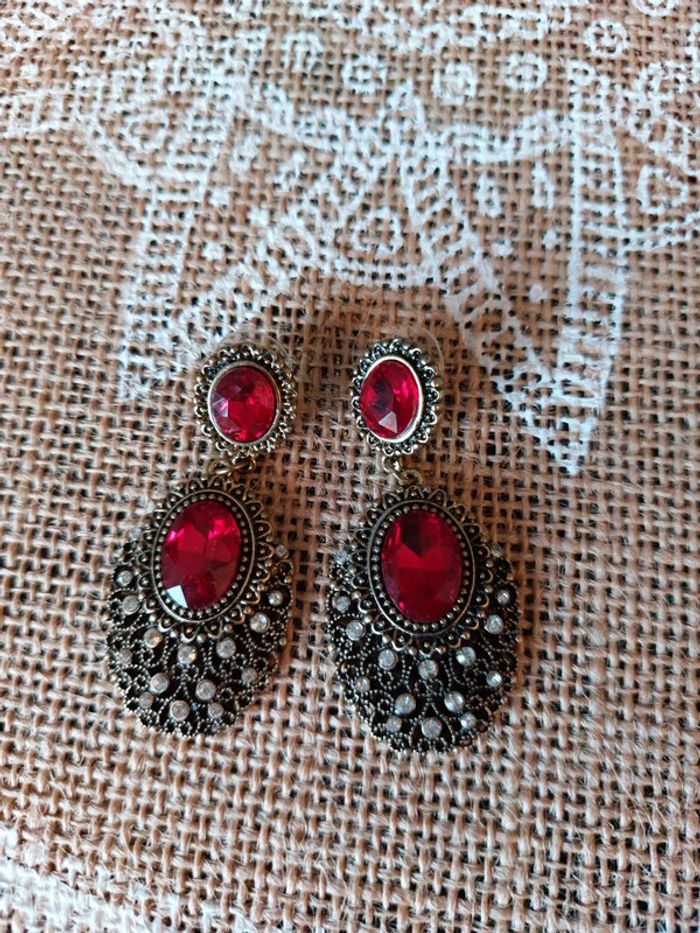 Boucles d'oreilles Camaïeu pierre rouge