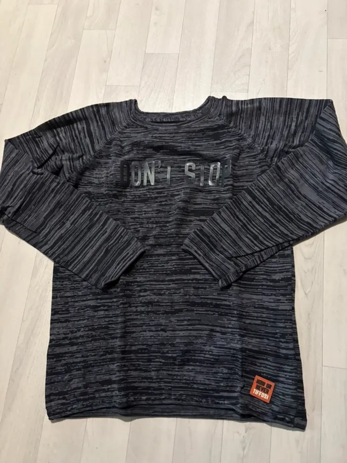 Pull tiffosi gris et noir 11/12 ans très bon état