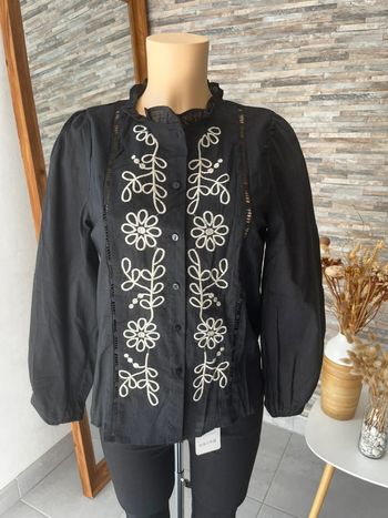 Chemise noire à broderies blanches