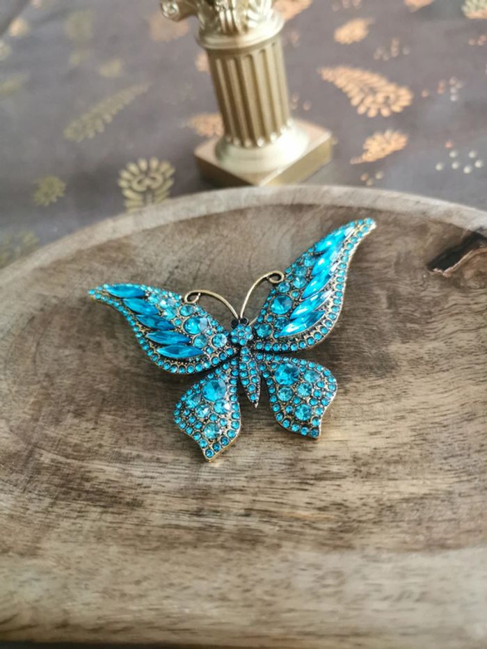 Broche femme papillon bleu