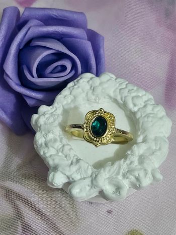 Bague avec sa pierre topaz verte, acier inoxydable