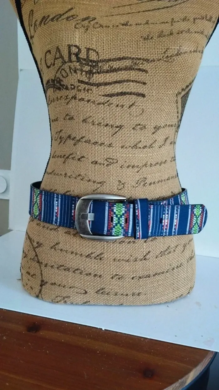 Ceinture bleu marine rayes colorés 85 cm