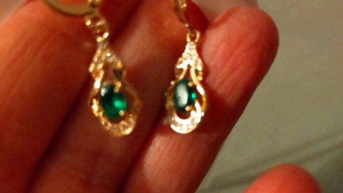 Boucles d'oreilles dorées, cristaux verts, femme - photo numéro 5
