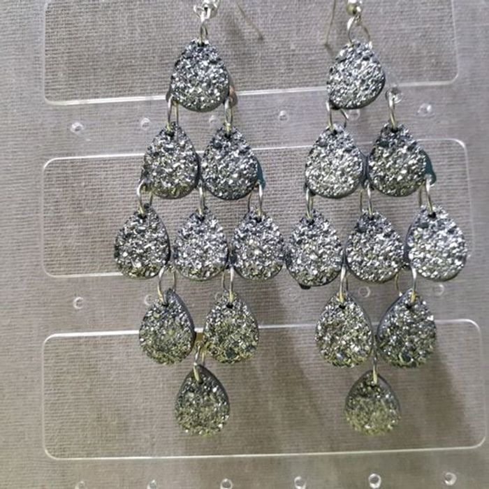 Boucles d'oreilles pendantes gris - photo numéro 3