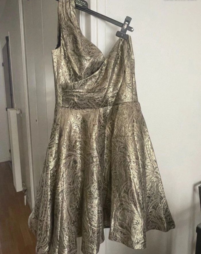 Robe habillée dorée épaules dénudées Assos Petite - photo numéro 7