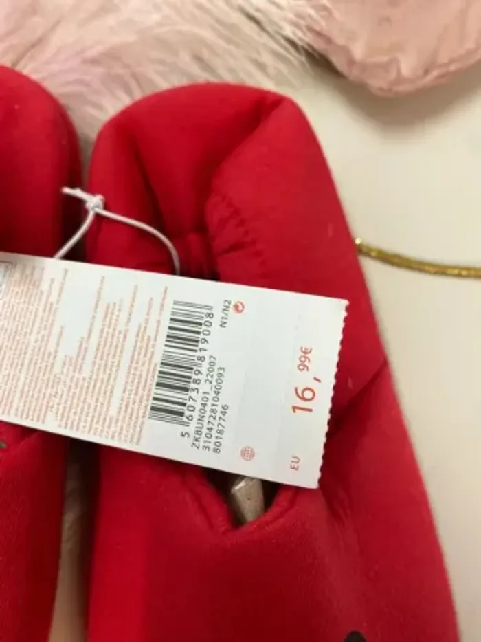 Chaussons garçon - Mickey - neuf - disney - Taille 33/34 - photo numéro 2