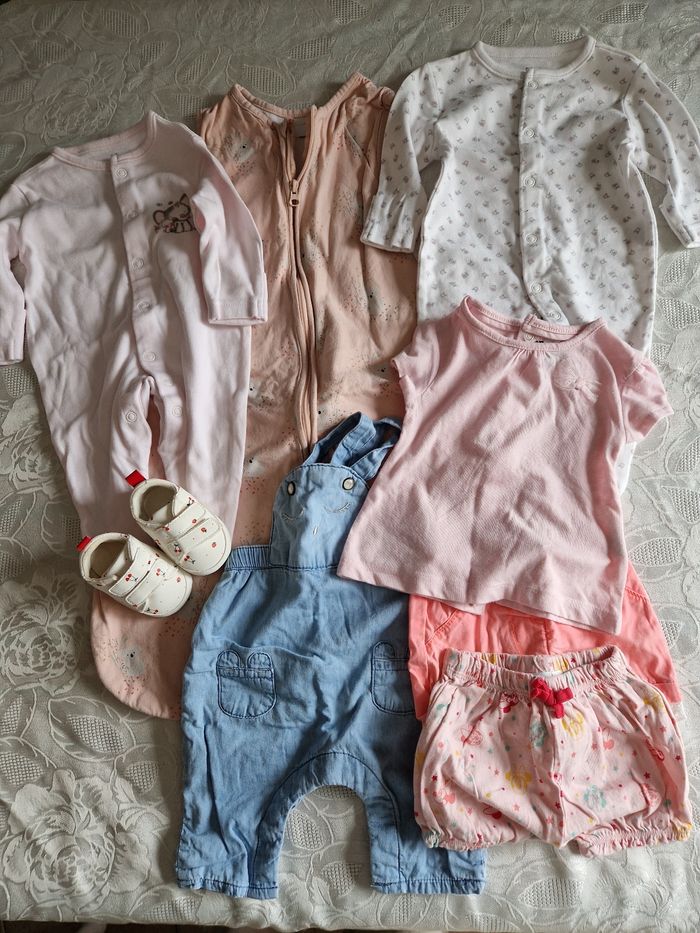 Lot de 6 habits,une gigoteuse et chaussure 1 mois