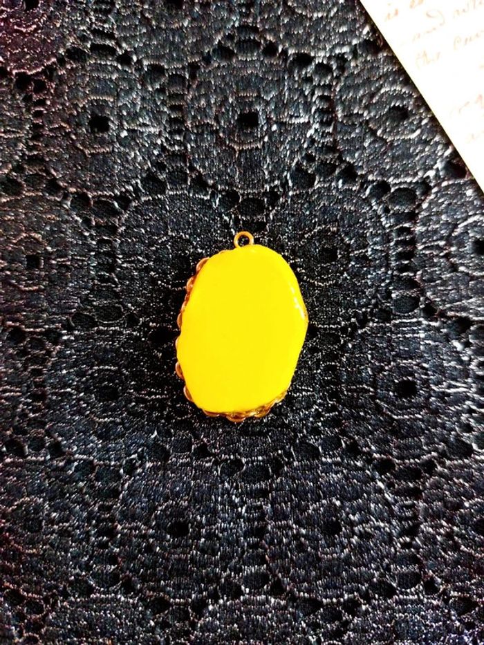 magnifique pendentif jaune avec poudre d'or - photo numéro 4