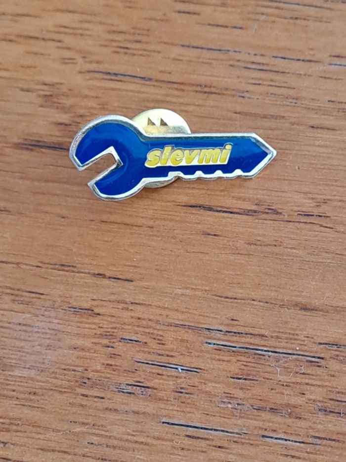Pin's publicitaire slevmi
