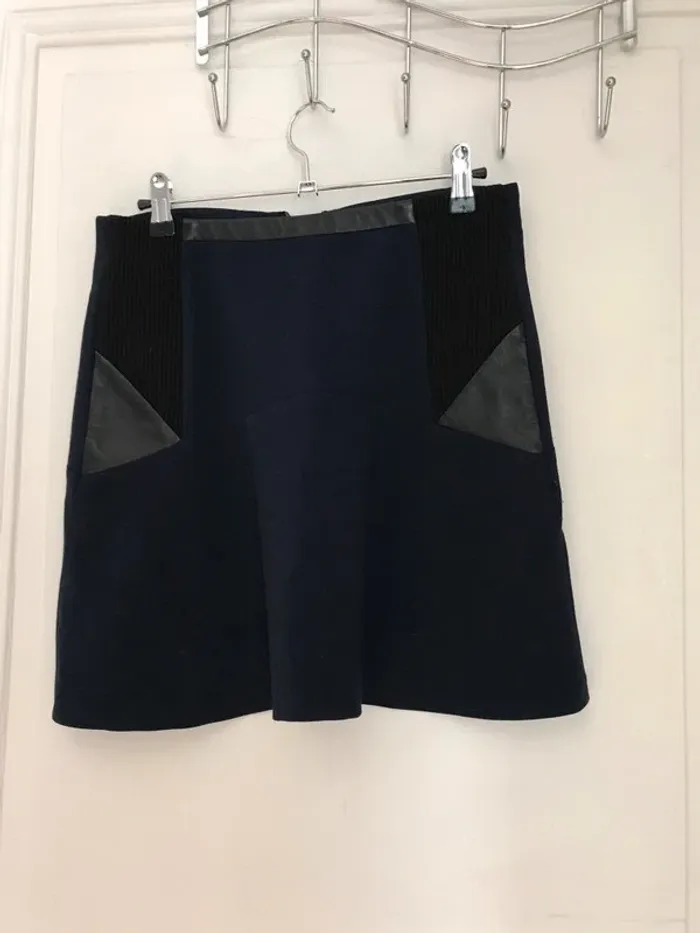 Mini jupe fluide patineuse Sandro bleu nuit bleu foncé bi matière empiècement cuir