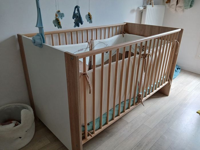 Lit à barreaux en bois