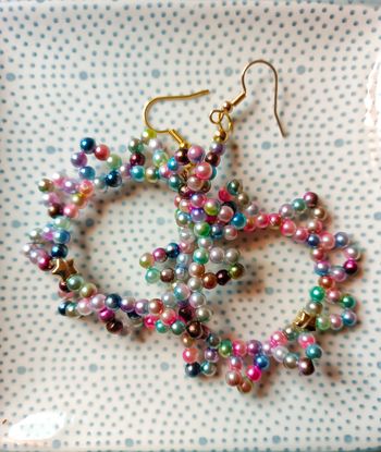 Boucles d'oreilles créoles perles acrylique multicolores neuf