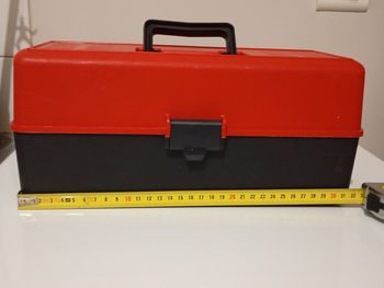 Caisse mallette  pour diverses utilisations.Plastique rouge et noir . Poignée . Très bon état