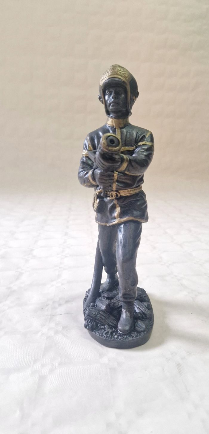 Figurine / statue pompier avec sa lance