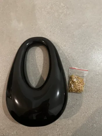 Sac à main et bandoulière noir, bon état 19x28cm quelques traces