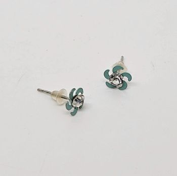 Paire de boucles d'oreilles.
Neuve.