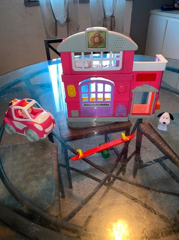 Petite maison musicale en plastique et accessoires.