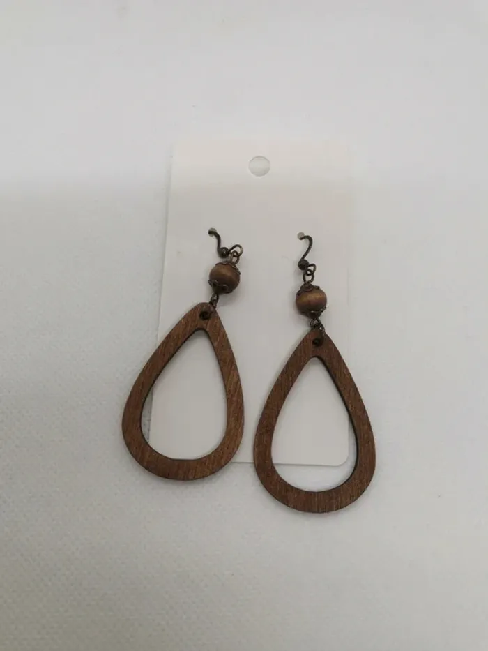 Boucles d'oreilles en bois brun forme goutte - photo numéro 3