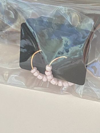 Très jolies boucles d’oreilles anneaux à petites perles blanches