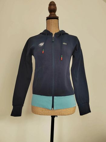 Sweat zippé avec capuche
Lacoste - Rolland Garros
Taille 34
Bleu marine 
Excellent état