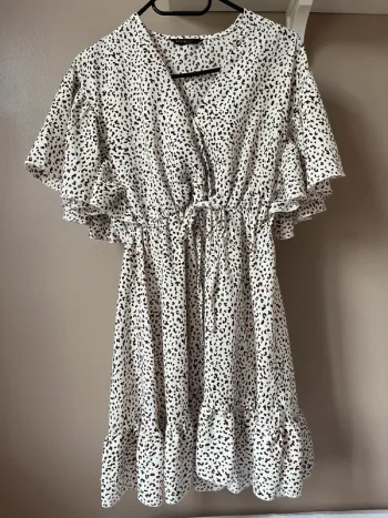robe courte été évasée motif blanche décolleté