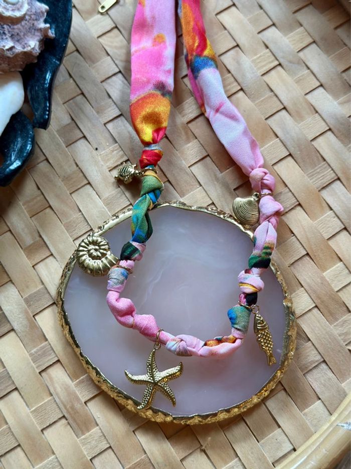 Collier fantaisie tissu multicolore avec breloques dorées étoile de mer et coquillages - photo numéro 3