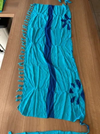 Très beau paréo bleu état neuf