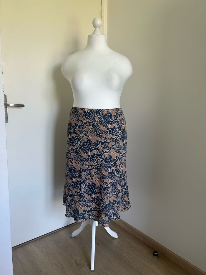 Jupe mi-longue bleu et beige