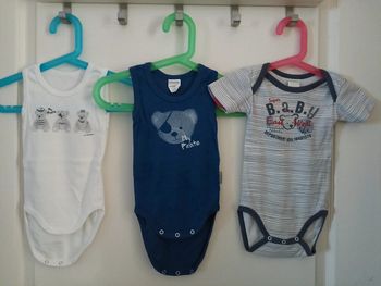 Lot 3 bodies été Absorba 9m