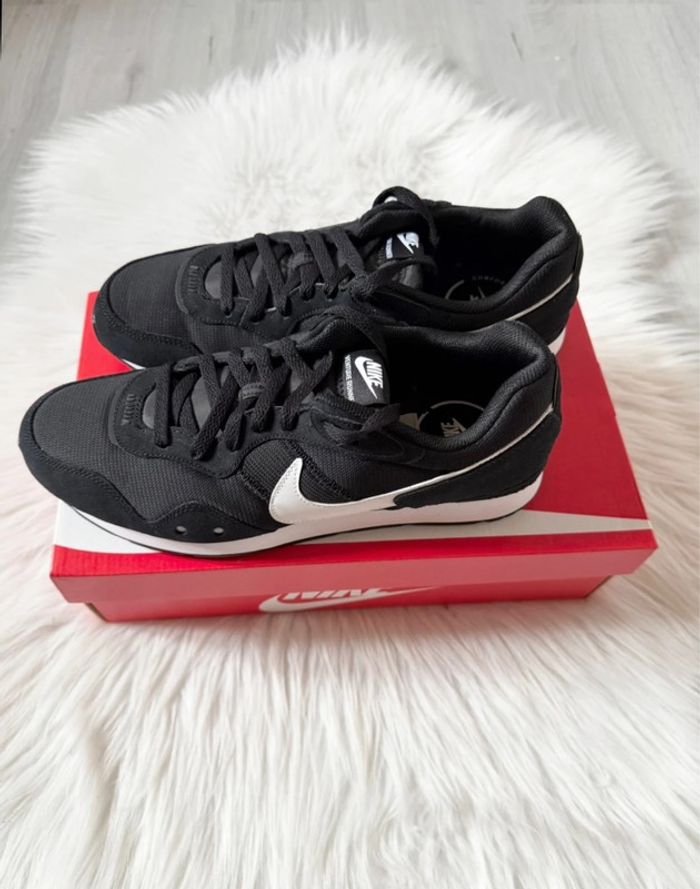 Baskets Nike Venture Runner – Taille 44,5 – Noir/Blanc – Neuf avec étiquette - photo numéro 3
