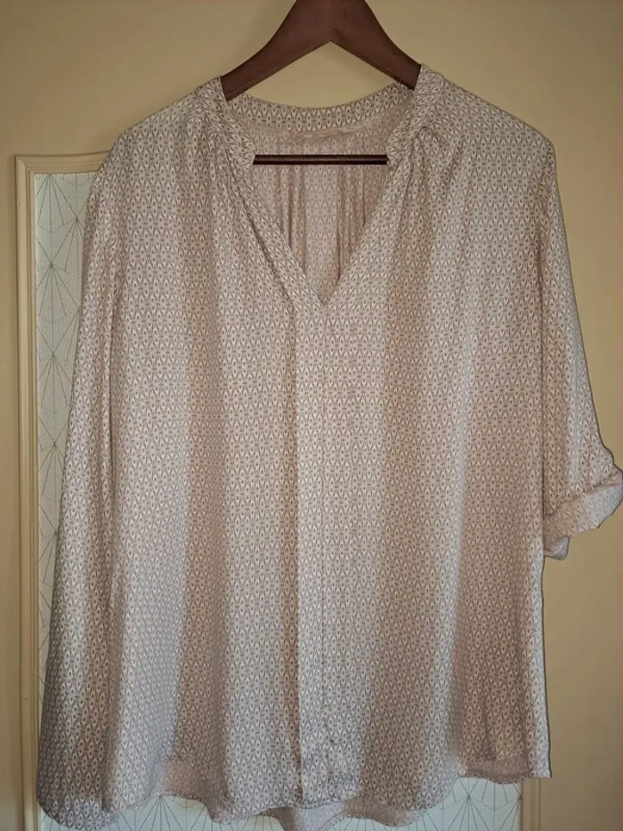 Jolie blouse femme fluide comme neuve 40/42 sans étiquette beige