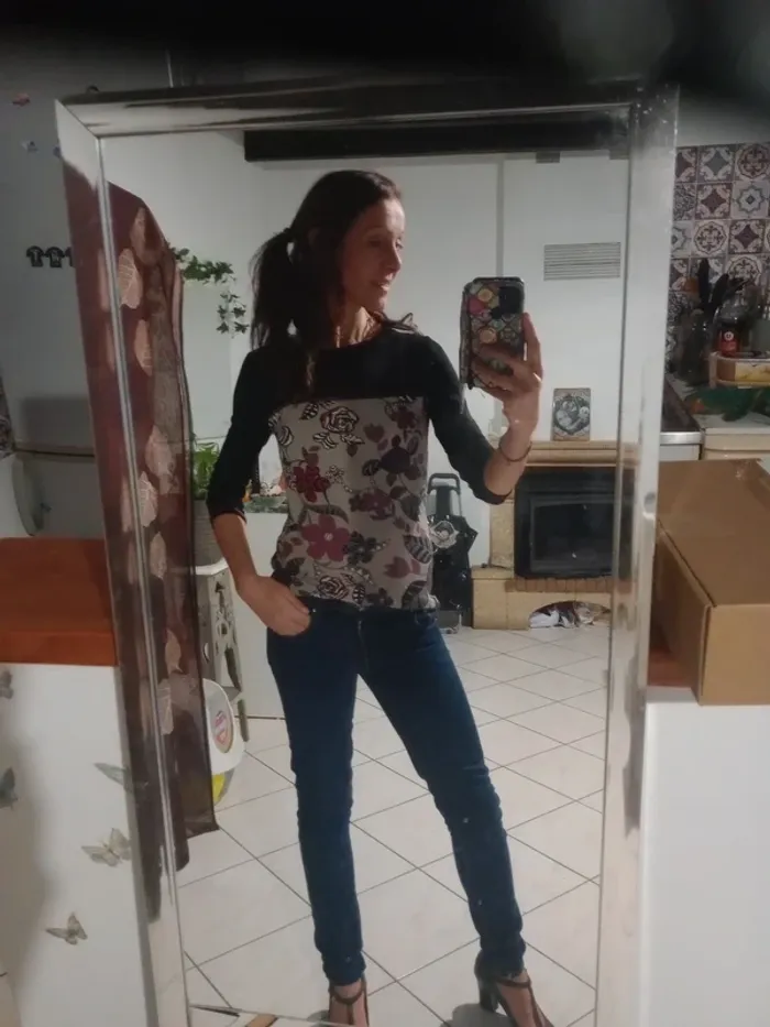 Top femme M noir et fleuri c87