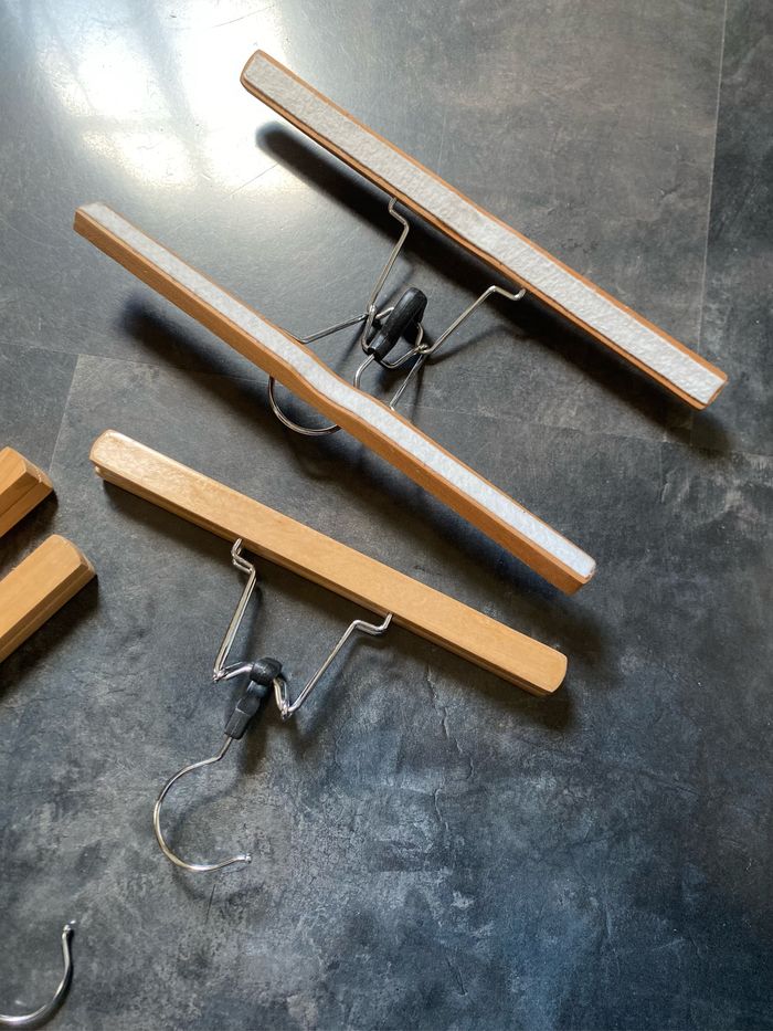 6 cintres pinces en bois - photo numéro 4