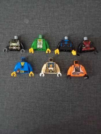 7 torse figurines lego