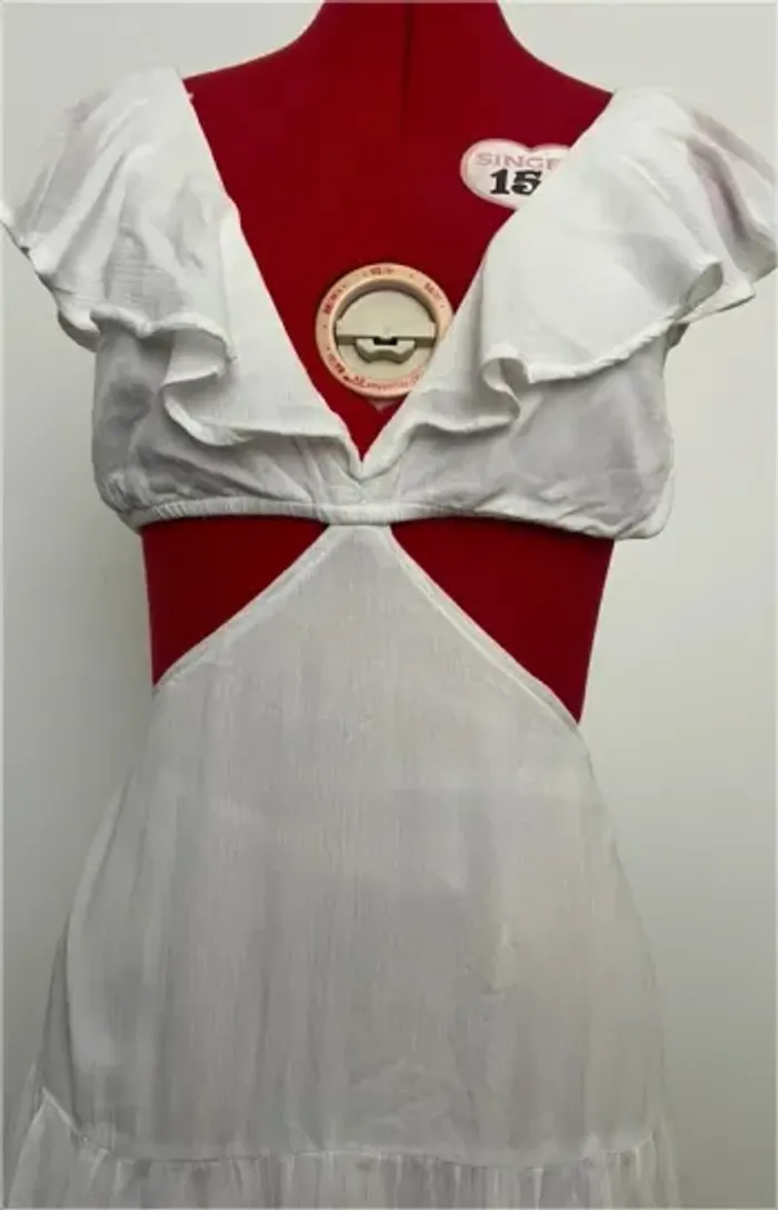 Robe blanche à volants et ouvertures Pimkie