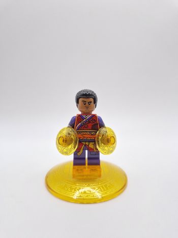 Figurine type lego Wong Dr Strange marvel
