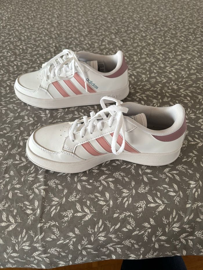 Baskets en cuir Adidas pointure 38, neufs sans étiquette - photo numéro 2