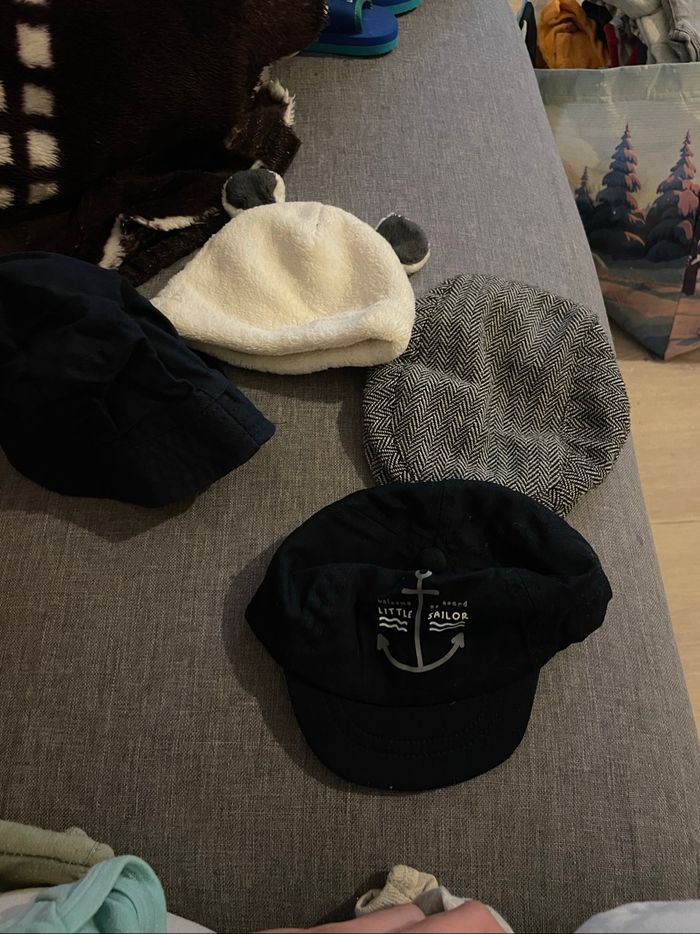 1 bob,  1 casquette , 1 boléro , 1 bonnet