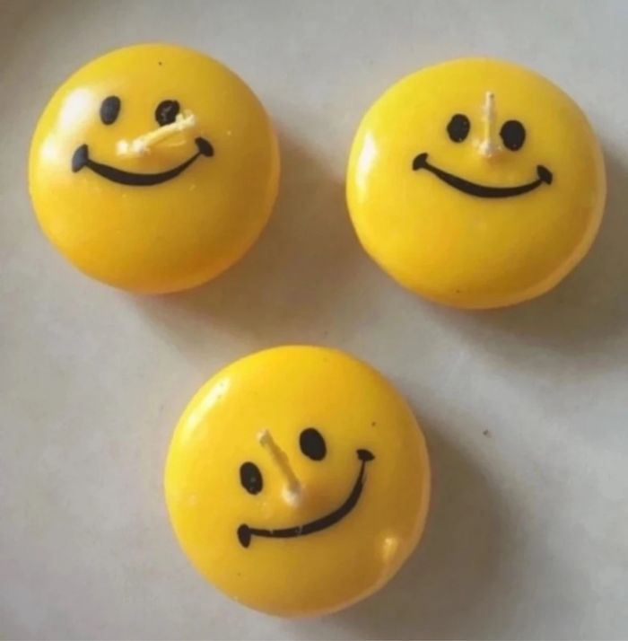 lot « Emoji - Smiley » : boîte métallique, livre et bougies - photo numéro 4