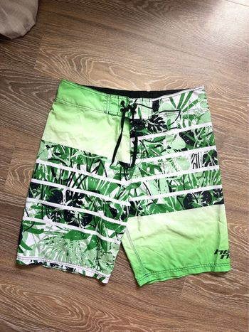 Short tahitien Heenalu - vert/noir - en très bon état - taille 38/M