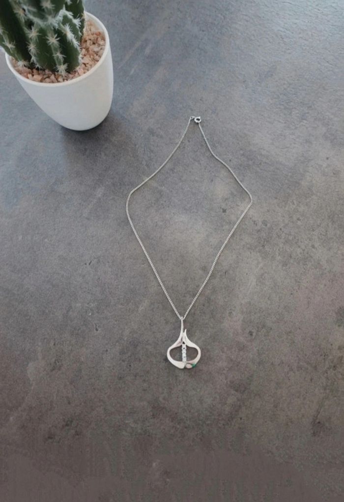Collier fin argenté avec pendentif à strass