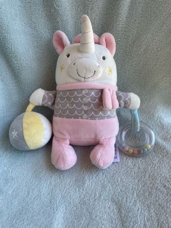 Peluche d’activité licorne rose blanc gris jaune balle hochet Mots D’enfants
