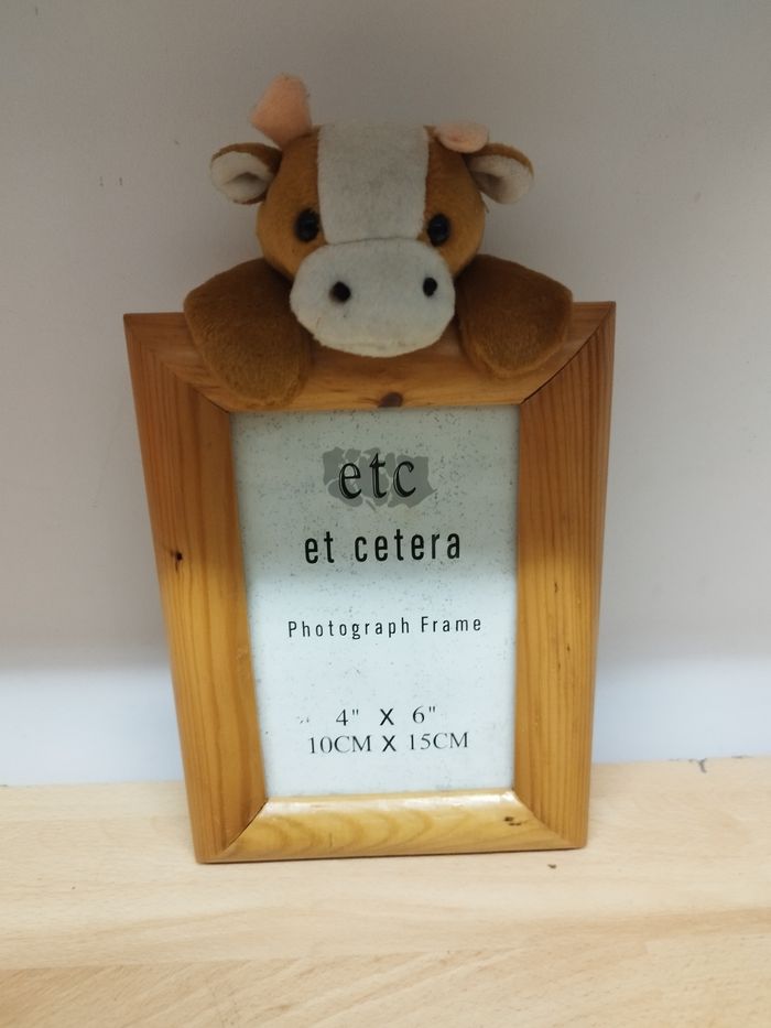 Cadre photo format 10 x 15 cm (4" x 6"), en bois, avec une peluche vache attachée sur le dessus. Parfait pour une chambre d'enfant - photo numéro 2