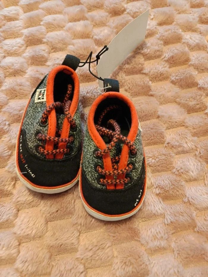 Chaussure bébé Kiabi 3/6m tbe