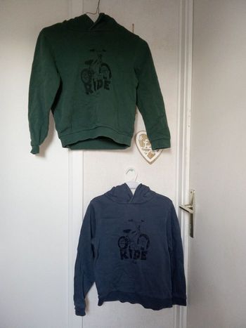 Lot de 2 sweats garçon hiver Kiabi 8 ans, vert bouteille et marine, motif, capuche 